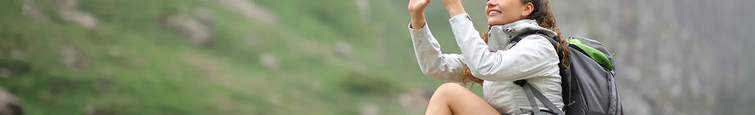 Kvinna fotograferar med en iPhone Kvinna fotograferar med en iPhone